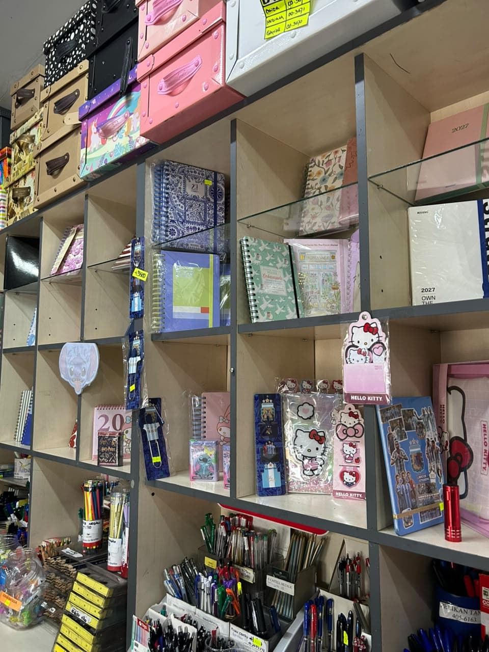 Estantería con agendas, cuadernos y artículos de escritura